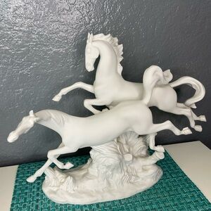 Lladro Galloping Horses Figurine 
*damage 
Matte white porcelain Horse